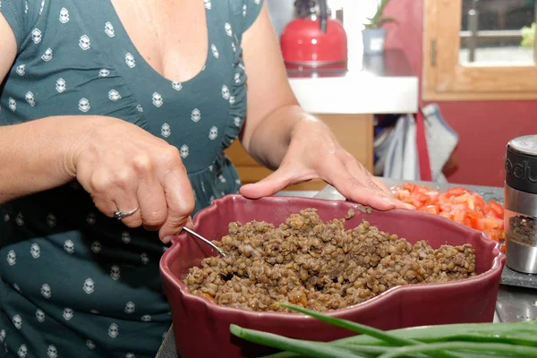 Příprava jídla na večeři ruce žena — Stock fotografie