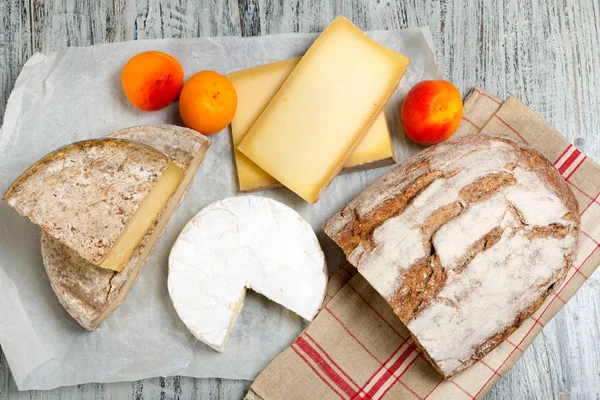 Différents fromages français avec pain et abricots — Photo