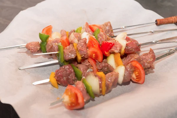 Bereidingen van vleesspiesen voor barbecue — Stockfoto