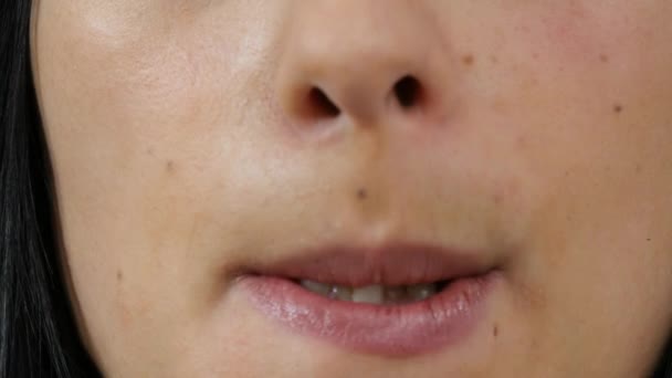 Крупный план уст красивой женщины — стоковое видео