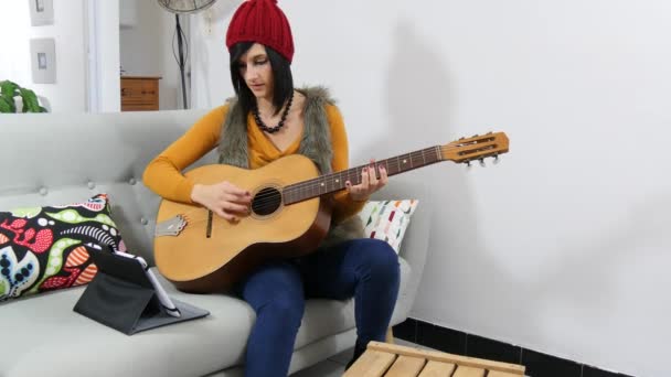 Joven morena con una guitarra y una tableta — Vídeos de Stock