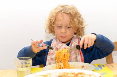 domates soslu makarna yemek küçük sarışın çocuk