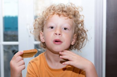 küçük sarışın çocuk sabah ekmek yemek