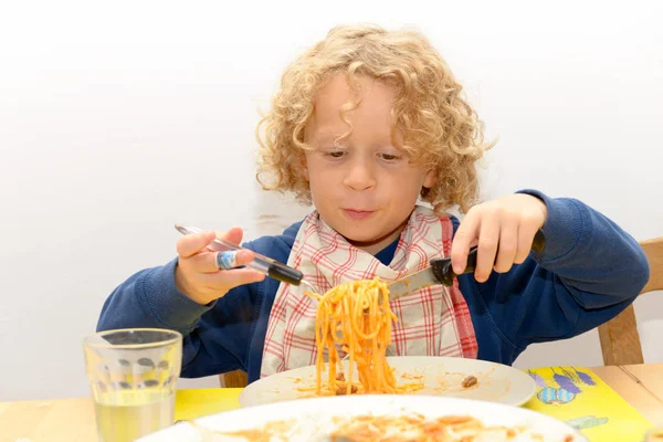 domates soslu makarna yemek küçük sarışın çocuk