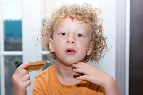 朝パンを食べるブロンド少年 — ストック写真