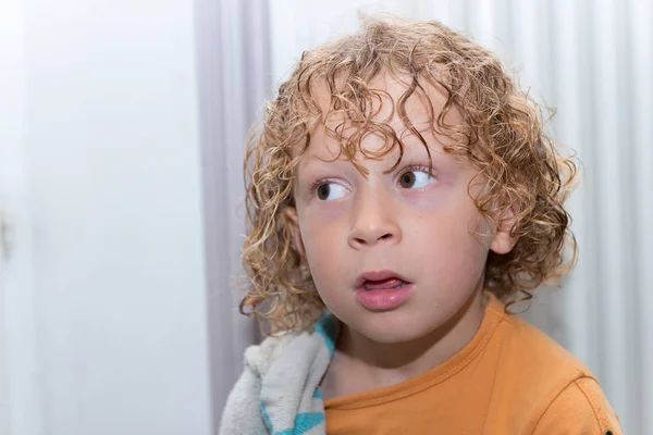 Retrato de menino com cabelo loiro e encaracolado — Fotografia de Stock