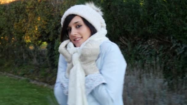 Μελαχρινή νεαρή γυναίκα με ένα καπάκι χειμώνα εκτός — Αρχείο Βίντεο