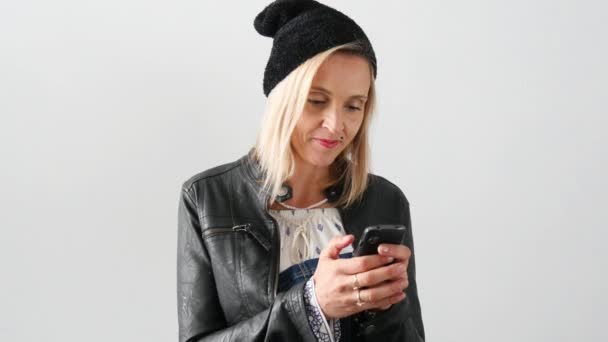 携帯電話で美しい金髪の中年女性 — ストック動画