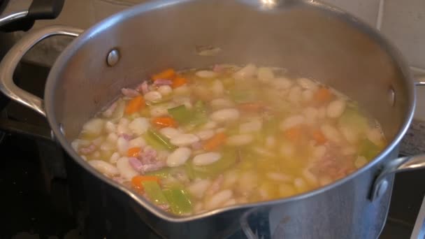 Mujer cocinando los frijoles — Vídeos de Stock