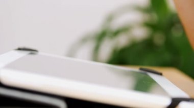Kız el dijital tablet bilgisayar ekranında dokunmadan