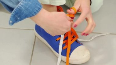 genç kadın onun bağcık bağlama