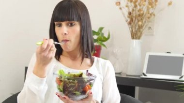 genç ve güzel esmer kadın salata yiyor