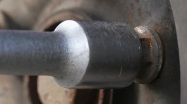 üstünde belgili tanımlık tekerlek anahtar ile somun vida