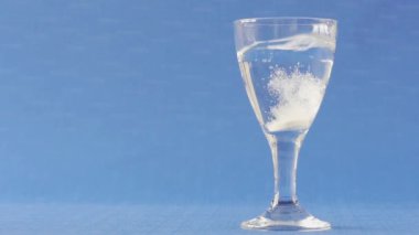 bardak su kabarcıkları ile efervesan tablet