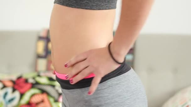 手放在臀部锻炼的年轻女性 — 图库视频影像