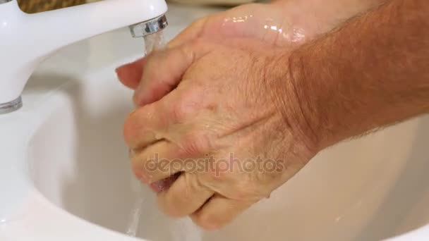 Man wassen zeep handen in de badkamer — Stockvideo