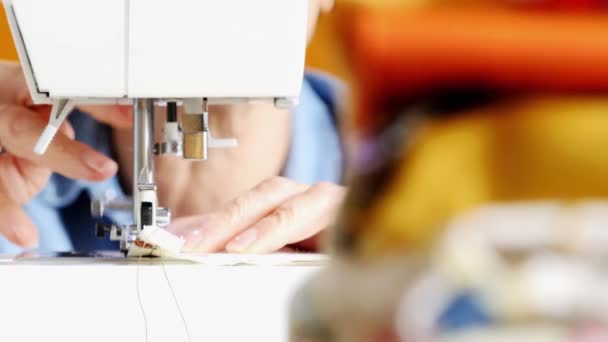 Руки женщины в процессе шитья швейной машинкой — стоковое видео
