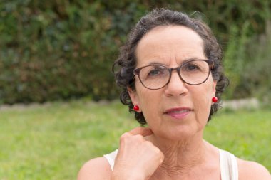 Gözlük, sıklıkta ile orta yaşlı bir esmer kadın portresi