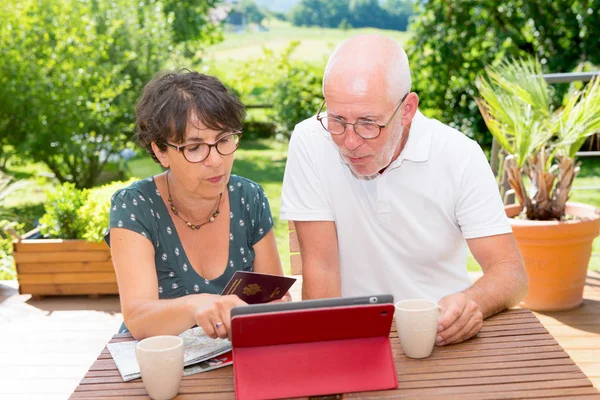 Senior couple preparing vacation trip — Stock Photo, Image