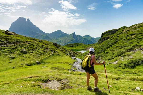 Mogen kvinna vandring i Pyrenéerna — Stockfoto