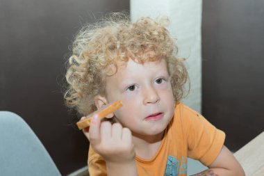 küçük sarışın çocuk sabah ekmek yemek