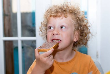 küçük sarışın çocuk sabah ekmek yemek