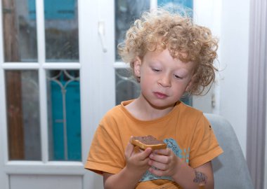 küçük sarışın çocuk sabah ekmek yemek