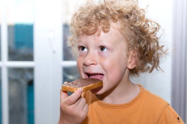 küçük sarışın çocuk sabah ekmek yemek