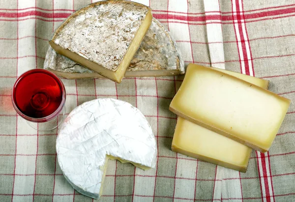 Verschillende Franse kazen met een glas wijn — Stockfoto