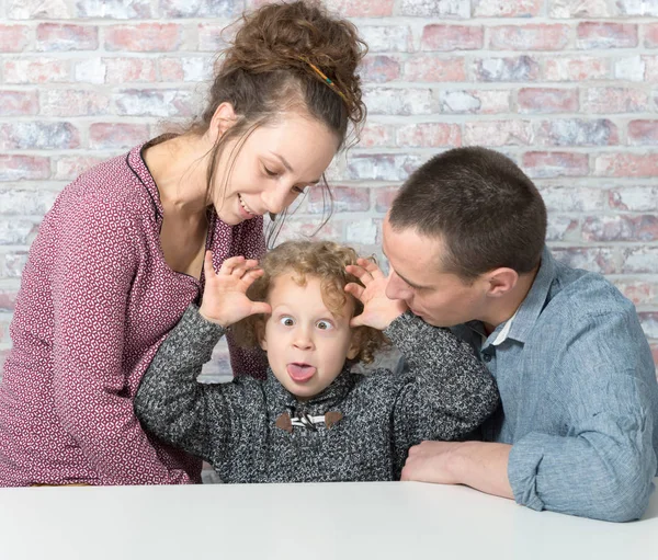 Feliz familia, madre, padre, niño — Foto de Stock