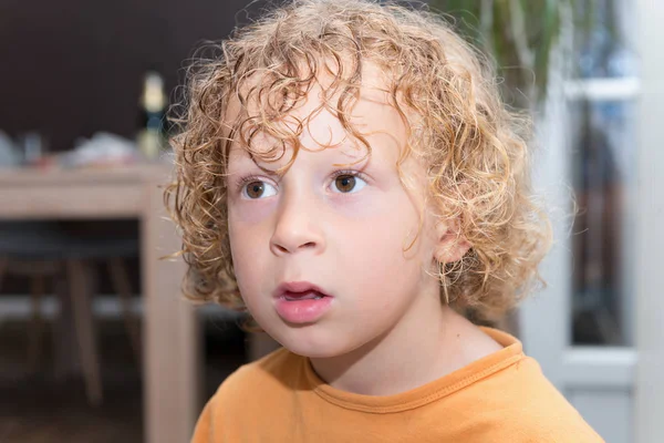 Porträtt av pojke med blont och lockigt hår — Stockfoto