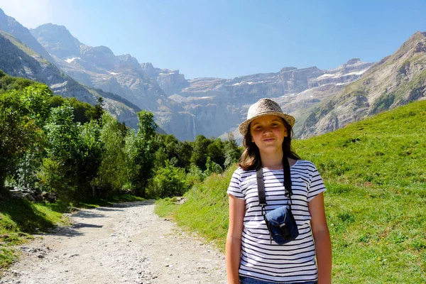 Młody turysta i cirque de Gavarnie w Pirenejach francuskich — Zdjęcie stockowe