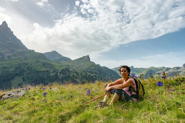 Kobieta wycieczkowicz odpoczynku w górach — Zdjęcie stockowe
