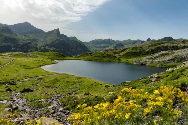 Pequeno lago de montanha nos Pirinéus franceses — Fotografia de Stock