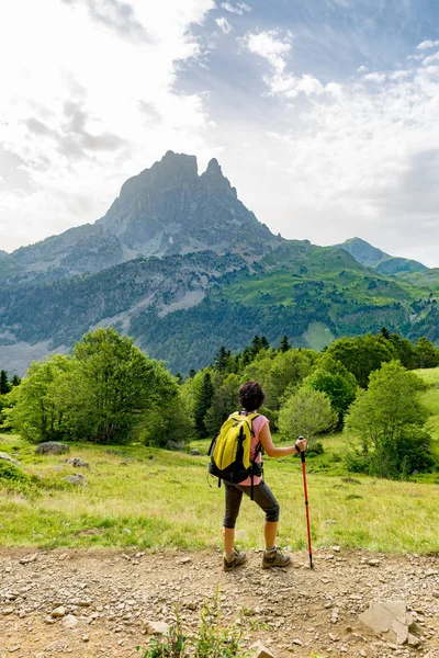Kvinna hiker med Pic du Midi d'Ossau i franska Pyrenéerna — Stockfoto