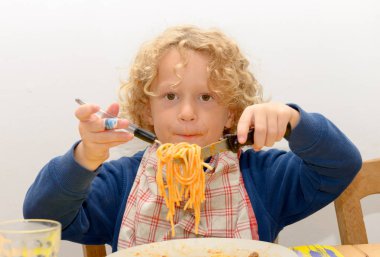 domates soslu makarna yemek küçük sarışın çocuk