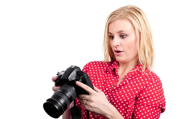白、彼女のカメラでかなりブロンドの女性写真家 — ストック写真