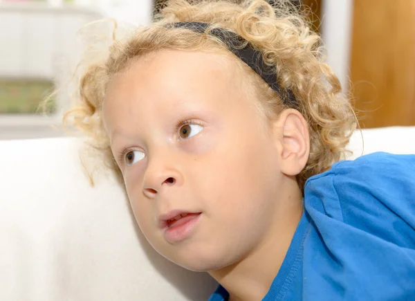 Портрет маленького мальчика с светлыми и вьющимися волосами — стоковое фото