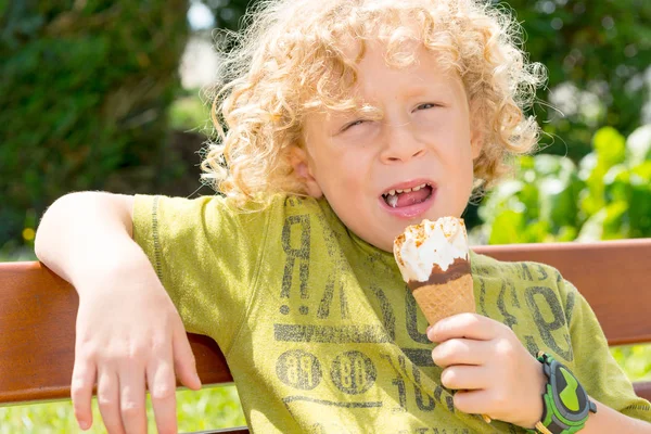 küçük sarışın çocuk bir buz dışında yeme
