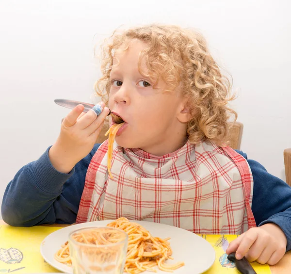 Petit garçon blond manger des pâtes à la sauce tomate — Photo