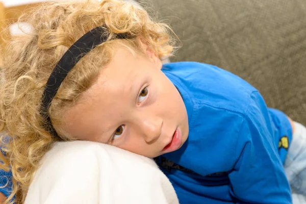 Blond jongetje zit op de Bank — Stockfoto