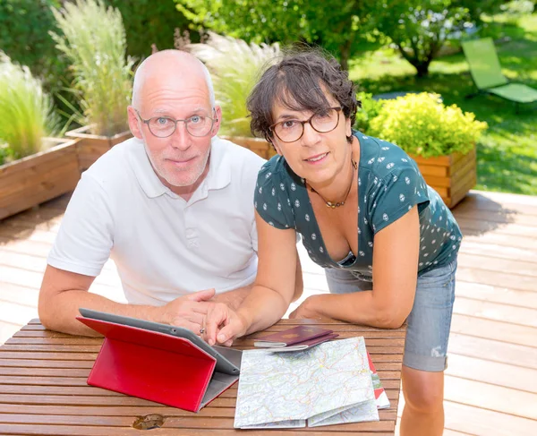 Senior couple preparing vacation trip — Stock Photo, Image