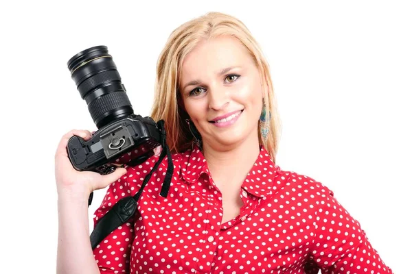 Hübsche blonde Fotografin mit Kamera, auf weiß — Stockfoto