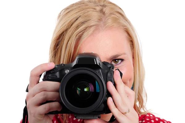 Hübsche blonde Fotografin mit Kamera, auf weiß — Stockfoto