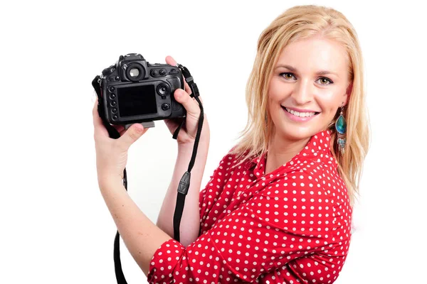 Vacker blond kvinna fotograf med kamera, på vitt — Stockfoto