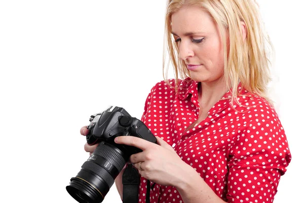 白のカメラでかなりブロンドの女性写真家 — ストック写真