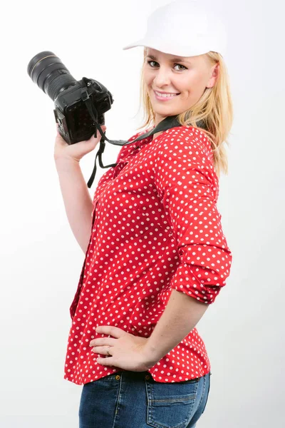 Bonita mujer rubia fotógrafa con cámara, en blanco — Foto de Stock