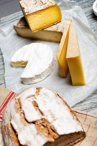 Diferentes quesos franceses con pan — Foto de Stock