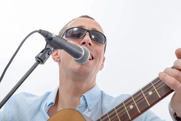 Bel homme avec guitare et lunettes de soleil, chantant — Photo