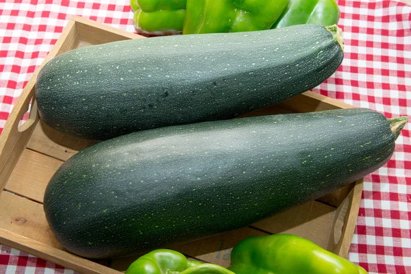 Ahşap sandık içinde iki güzel kabak